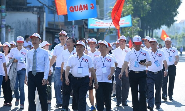 Marsch zur Begrüßung des 90 Millionsten Bürgers in Vietnam